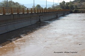 Πλημμύρισε ο κάμπος Γόννων-Ιτέας - Επικίνδυνη η γέφυρα στον Παραπόταμο