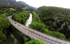 Κλείνει την άνοιξη η παλαιά εθνική οδός στα Τέμπη - Εργα ενίσχυσης στη γέφυρα Πηνειού 