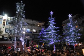 Άναψε το Χριστουγεννιάτικο δέντρο στα Φάρσαλα 