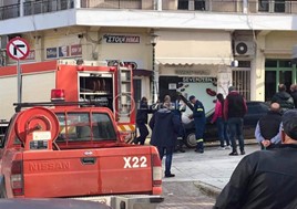 Αναστάτωση από φωτιά σε όχημα στο κέντρο των Φαρσάλων (vid)