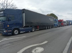 Φάρσαλα: Στους δρόμους οι οδηγοί φορτηγών – Διαμαρτύρονται για τα επιπλέον χιλιόμετρα