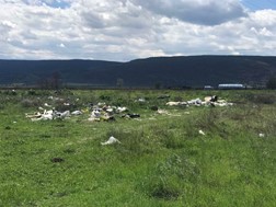 Ασυνείδητοι μολύνουν με σκουπίδια περιοχές στα Φάρσαλα (φωτο)