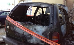 Εμπρηστικός μηχανισμός στην Ελασσόνα έκαψε ΙΧ και δυο μηχανάκια