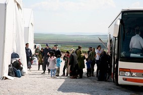 Πρόσφυγες στο "Ευθυμιόπουλος" αρνούνται να βγουν από τα λεωφορεία