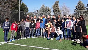 Άνοιξε τις πύλες της η ακαδημία ποδοσφαίρου για τα παιδιά των προσφύγων στη Λάρισα