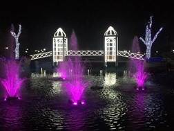 Φωταγωγήθηκε η πεζογέφυρα στο "Πάρκο των Ευχών" (Εικόνες)