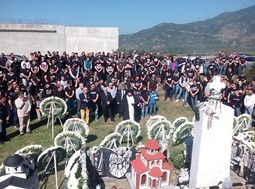 Πλήθος κόσμου στο μνημόσυνο των θυμάτων στα Τέμπη