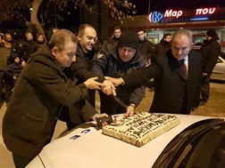 Έκοψαν βασιλόπιτα στο περιπολικό οι αστυνομικοί της Λάρισας (ΕΙΚΟΝΕΣ)