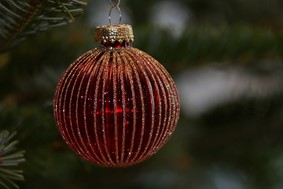 Χριστουγεννιάτικη κατάθλιψη: Πώς να αντιμετωπίσεις τη μελαγχολία των γιορτών