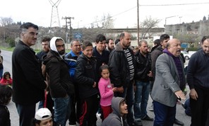 Απίστευτο! Οι πρόσφυγες κρατούν κλειστή την Λάρισας- Τρικάλων!