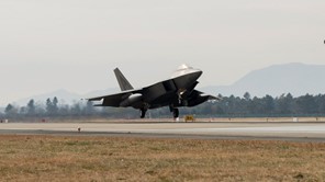 Εντυπωσίασαν τα F-22 στην 110 ΠΜ