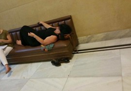 Από καναπέ σε καναπέ η Άννα στη Βουλή