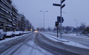 Τρίτο κύμα χιονιά από το πρωί της Τετάρτης παραλύει την Λάρισα