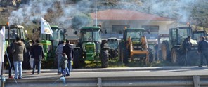 Δεν αφήνουν ούτε τους ντόποιους να περάσουν οι αγρότες στα Τέμπη
