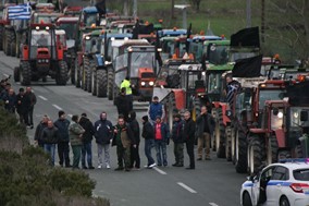 Αγρότες της Μελούνας απέκλεισαν την Λάρισας-Κοζάνης