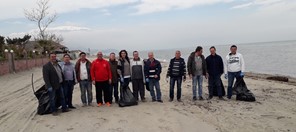 Εθελοντές καθάρισαν τα παράλια του δήμου Τεμπών