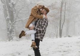 Winter coating: Το τοξικό dating trend που πρέπει να προσέξετε αυτή την περίοδο