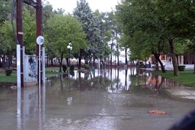 Πλημμυρισμένους δρόμους έφερε η Κυριακάτικη καταιγίδα στη Λάρισα