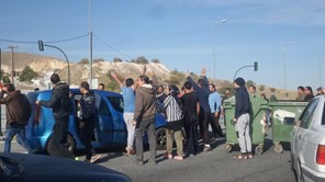 Πρόσφυγες του Κουτσόχερου απέκλεισαν την εθνική οδό Λάρισας-Τρικάλων