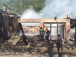Μεγάλες ζημιές από φωτιά στο ξενοδοχείο Λαρισαίου στον Ασπροπόταμο