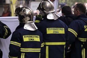 Πυροσβέστες στη Λάρισα …κούφαναν με κροτίδα συνάδελφό τους