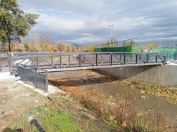 Εγκαινιάστηκε η πεζογέφυρα στη Νίκαια - Λύση στο πρόβλημα των πλημμυρών