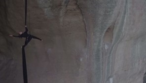 Ακροβατικός χορός για μια Ελληνίδα στους βράχους των Μετεώρων (VIDEO)