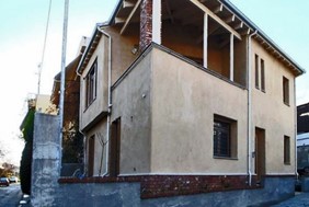 Δύο οικονομολόγοι από τη Λάρισα φτιάχνουν σπίτια με πηλό και άχυρο