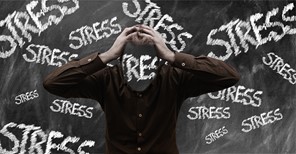 Οι ψυχολόγοι λένε πως αυτές οι 5 συνήθειες εντείνουν το άγχος και τη νευρικότητά μας