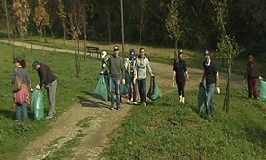 Εθελοντές καθάρισαν την Λάρισα (VIDEO)