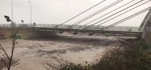 Αγιόκαμπος: Τα νερά πλησιάζουν την γέφυρα 'Καλατράβα" (ΒΙΝΤΕΟ)