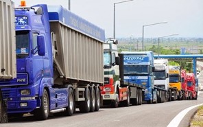 Με απεργία απειλούν και τα φορτηγά