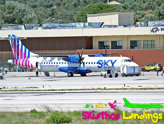 Περιμένοντας στη Σκιάθο το αεροπλάνο της Sky express για Αθήνα