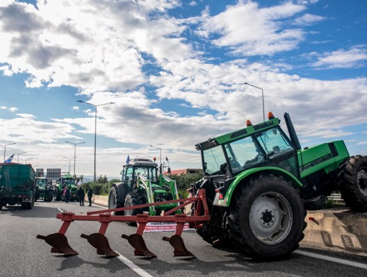 Αγροτικά μπλόκα: Πλήγμα σε τουρισμό, εμπόριο, βιομηχανία