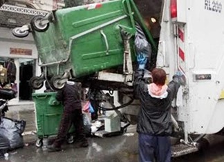 Δικηγόρος έκλεισε το γραφείο και εργάζεται στα σκουπίδια του Δήμου Τεμπών