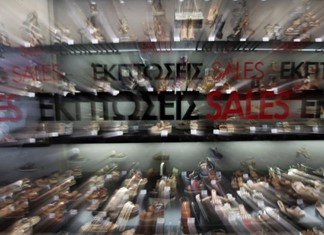 Ο πολύς κόσμος δεν ψωνίζει πια στις εκπτώσεις