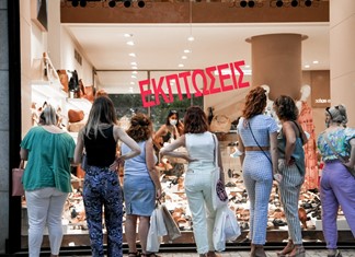 Ο πληθωρισμός πιέζει νοικοκυριά και επιχειρήσεις 