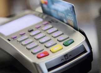 Το πλαστικό χρήμα έφτασε μέχρι τα ψιλικατζίδικα