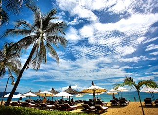 Στο Λιμενικό οι έλεγχοι για ξαπλώστρες και τραπεζοκαθίσματα στην παραλία