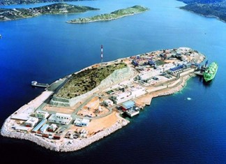 Ο Σκρέκας ξεναγεί το βασιλικό ζεύγος στη Ρεβυθούσα