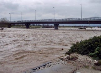 Ελασσόνα: Ο νέος ρύπος του ποταμού είναι τα ελαστικά