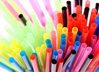 Τα πλαστικά μιας χρήσης τελειώνουν με νόμο