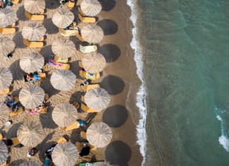 Προς μείωση τιμών στις ξαπλώστρες στα παράλια της Λάρισας