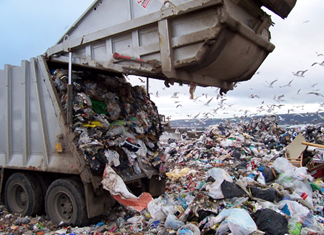 Στους Δήμους ο λογαριασμός για τις παράνομες χωματερές