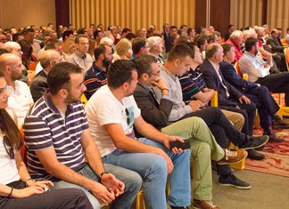 Πλήθος αγροτών στην ημερίδα της Πειραιώς στη Λάρισα