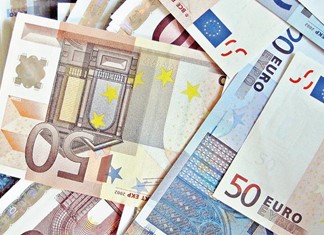 Η Κομισιόν συζητάει πλαφόν στα μετρητά