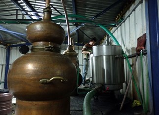 Τσίπουρο: Αναμονή με σβηστά καζάνια στον Τύρναβο