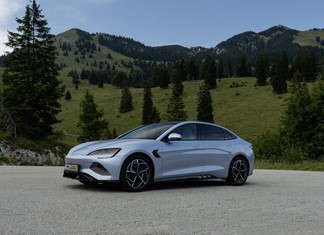 Η κινεζική BYD ξεπέρασε σε έσοδα την Tesla το 2024