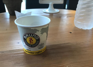 Εσπρέσο και χάρτινο φλιτζάνι