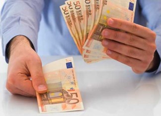 Αυξήσεις μισθών σε μια "πεθαμένη" αγορά